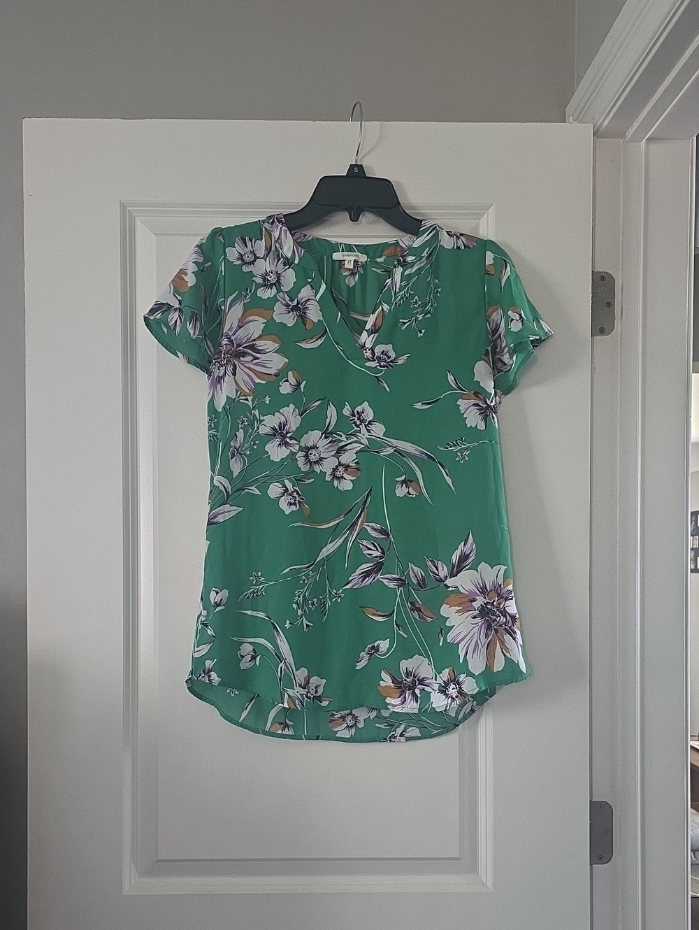 Floral Short-Sleeve V-Neck Top in Green Xs